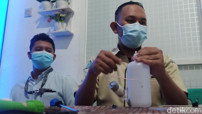 Karyawan RSI Banjarnegara, Basuki (baju cokelat), yang menciptakan alat cuci tangan tanpa sentuh, Kamis (17/6/2021).