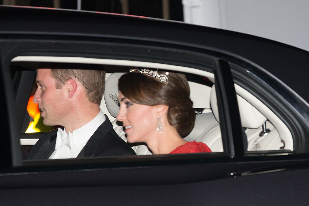 Kate Middleton Pakai Lotus Flower Tiara LONDON, ENGLAND - OCTOBER 20: Prince William, Duke of Cambridge (L) and his wife Catherine, Duchess of Cambridge wearing a tiara made by Garrard London, arrive for a state banquet to honour the state visit by China's President, Xi Jinping on October 20, 2015 in London, England. The President of the People's Republic of China, Mr Xi Jinping and his wife, Madame Peng Liyuan, are paying a State Visit to the United Kingdom as guests of The Queen. They will stay at Buckingham Palace and undertake engagements in London and Manchester. The last state visit paid by a Chinese President to the UK was Hu Jintao in 2005. (Photo by Carl Court/Getty Images)
