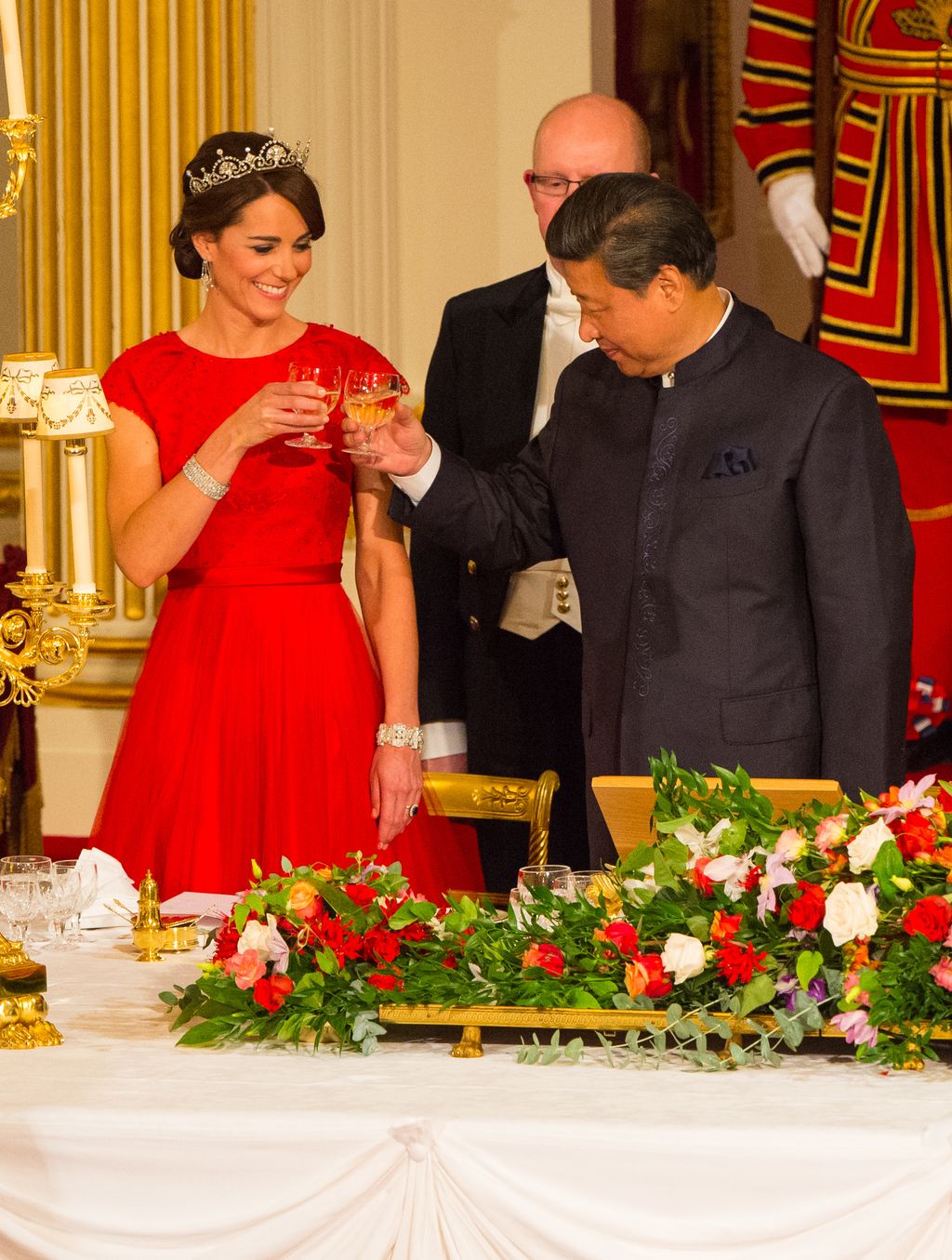 Kate Middleton Pakai Lotus Flower Tiara LONDON, ENGLAND - OCTOBER 20: Chinese President Xi Jinping and Catherine, Duchess of Cambridge attend a state banquet at Buckingham Palace on October 20, 2015 in London, England. The President of the People's Republic of China, Mr Xi Jinping and his wife, Madame Peng Liyuan, are paying a State Visit to the United Kingdom as guests of the Queen. They will stay at Buckingham Palace and undertake engagements in London and Manchester. The last state visit paid by a Chinese President to the UK was Hu Jintao in 2005. (Photo by Dominic Lipinski - WPA Pool /Getty Images)