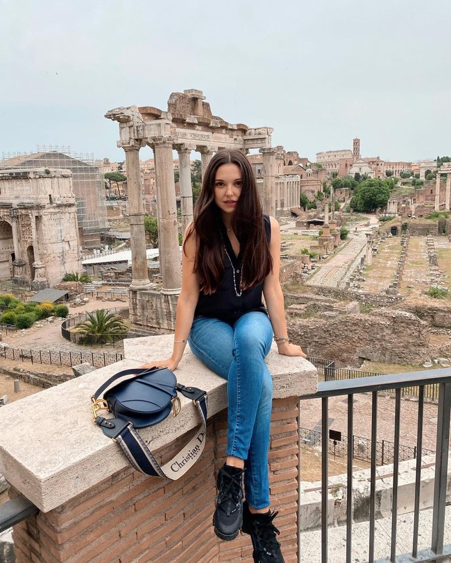 Katerina yang berasal dari Ukraina dikatakan pernah menjadi sekertaris pers oemilik klub sepak bola Shakhtar, Rinat Akhmetov ketika suaminya jadi pelatih di sana. Dilansir The Sun, wanita itu kemudian berhenti setelah memutuskan untuk pindah ke Roma bersama Paulo yang ditawarkan menjadi pelatih AS Roma. Foto: Instagram @katerina__fonseca