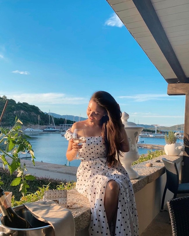 Paulo Fonseca yang dikabarkan akan menjadi pengganti Jose Mourinho menikahi Katerina di 2018. Katerina sendiri dikenal sebagai seorang presenter televisi. Di akun Instagram, ia juga mendeskripsikan diri sebagai seorang manajer industri media. Foto: Instagram @katerina__fonseca