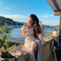 Paulo Fonseca yang dikabarkan akan menjadi pengganti Jose Mourinho menikahi Katerina di 2018. Katerina sendiri dikenal sebagai seorang presenter televisi. Di akun Instagram, ia juga mendeskripsikan diri sebagai seorang manajer industri media. Foto: Instagram @katerina__fonseca