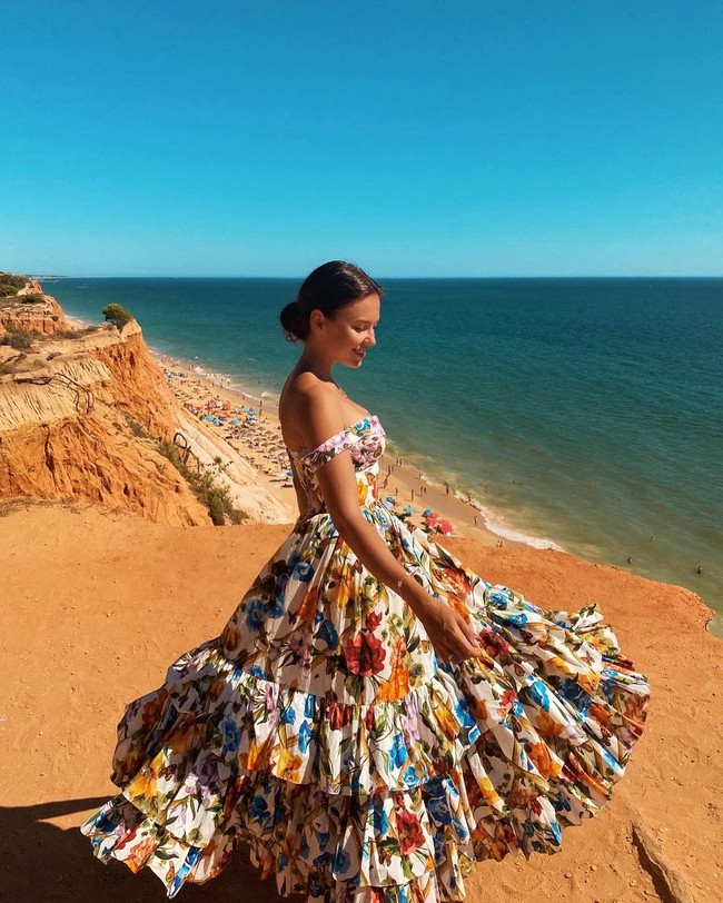 Dikatakan bahwa keduanya berpacaran selama setahun sebelum menikah. Mereka merayakan hari bahagia dalam sebuah pesta intim di Danau Como di depan teman-teman dan keluarga terdekat yang datang dari Portugal dan Ukraina. Foto: Instagram @katerina__fonseca