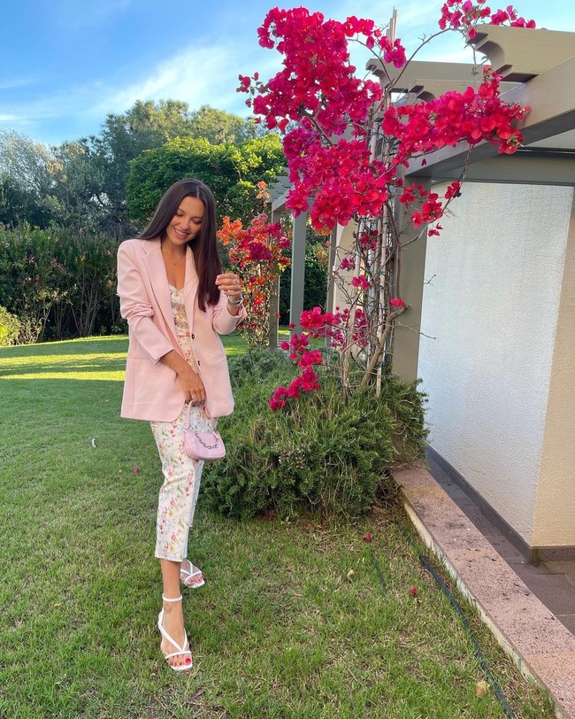 Di Instagram, Katerina sering mengunggah OOTD atau selfie cantik. Ia juga sering memamerkan kemesraan dengan Fonseca. Foto: Instagram @katerina__fonseca