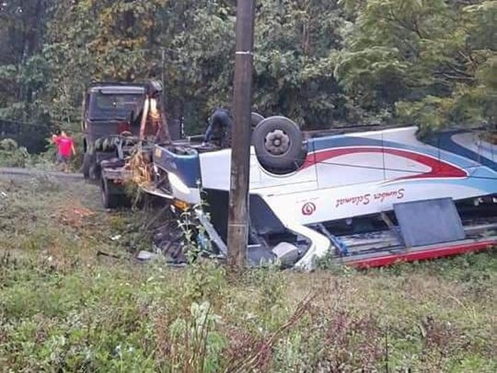 Bus penumpang tabrakan dengan truk di Jalan Raya Surabaya-Madiun KM 139. Akibat kecelakaan tersebut, 12 penumpang bus luka-luka.