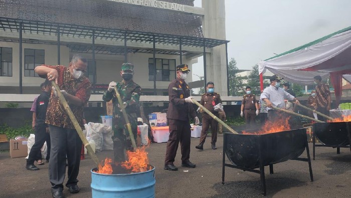 Kepala Kejaksaan Negeri Tangerang Selatan, Aliansyah musnahkan barang bukti dari 533 perkara