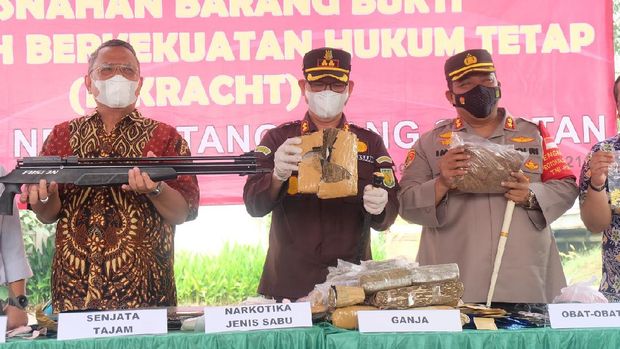 Kepala Kejaksaan Negeri Tangerang Selatan, Aliansyah musnahkan barang bukti dari 533 perkara