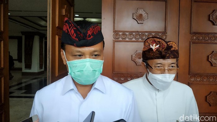 Ketua Harian Satgas Penanganan COVID-19 Provinsi Bali, Dewa Made Indra didampingi Kepala Dinas Kesehatan Provinsi Bali Ketut Suarjaya (Sui Suadnyana/detikcom)