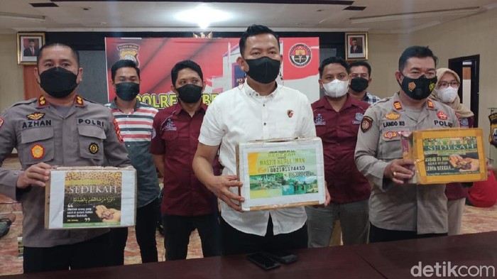 Komplotan pria berpura-pura minta sedekah sumbangan masjid ditangkap (Reinhard/detikcom).