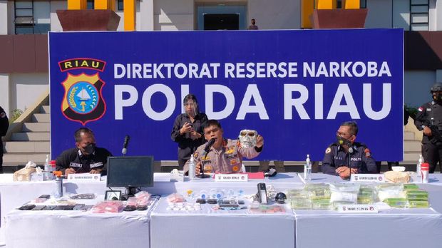 Konferensi pers Polda Riau terkait penggerebekan di Kampung Ambon di wilayah Pekanbaru (Raja Adil/detikcom)