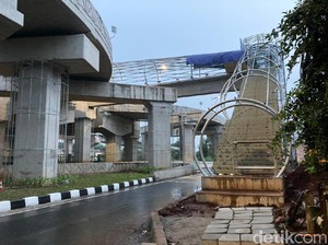 JPO Tapal Kuda Lenteng Agung Mulai Dipasangi Kerangka Atap