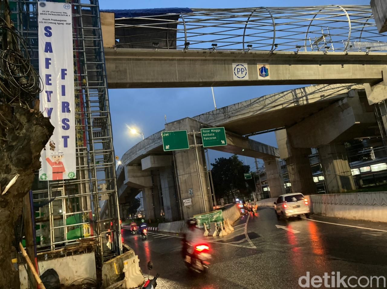 Konstruksi JPO Flyover Tapal Kuda Lenteng Agung, 17 Juni 2021. (Annisa Rizky Fadhila/detikcom)