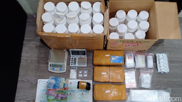 Polisi Surabaya meringkus kurir sabu jaringan lapas. Ia yakni WA (28) warga Sidoarjo.