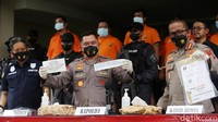 Dari penangkapan tersebut, polisi mengamankan sejumlah barang bukti berupa buku setoran, stiker, stempel, buku tabungan, surat-surat, kwitansi, dan akta perusahaan.