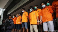 Polda Metro Jaya menggelar rilis pengungkapan pelaku pungli di Mapolda Metro Jaya, Jakarta, Kamis (17/6/2021).