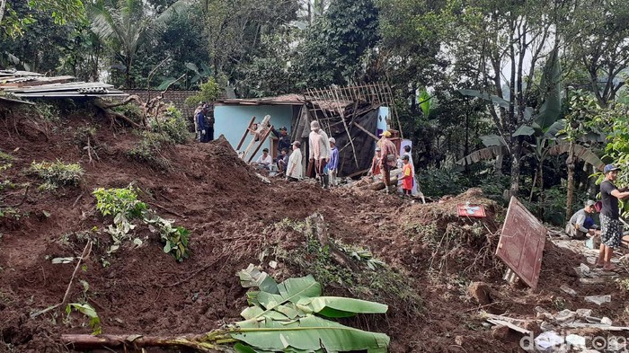 Longsor menimpa 3 rumah di Dusun Sadang, Desa Pakel, Kecamatan Licin, Banyuwangi. Bocah 11 tahun ditemukan tewas tertimbun material longsor.