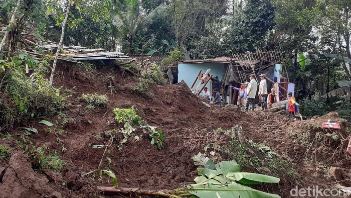 Longsor menimpa 3 rumah di Dusun Sadang, Desa Pakel, Kecamatan Licin, Banyuwangi. Bocah 11 tahun ditemukan tewas tertimbun material longsor.