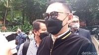 Sudah dilakukan klarifikasi, rekan-rekan terimakasih hari ini saya sudah datang berdasarkan permintaan dari pihak kepolisian untuk klarifikasi, ujar Lucky usai pemeriksaannya, Kamis (17/6/2021). Foto: Pingkan (detikHOT)