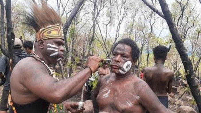 Mahasiswa ISBI Papua bersiap menari di Situs Megalitik Tutari