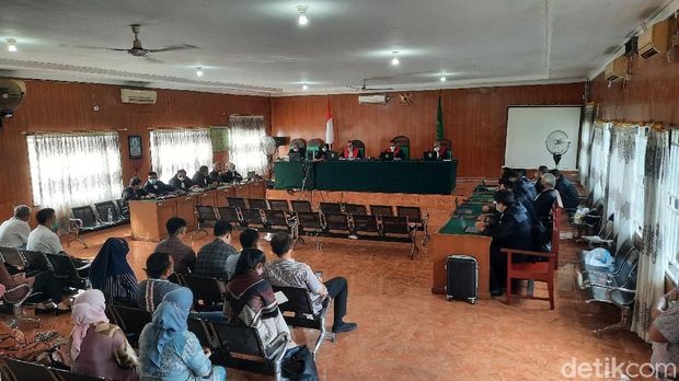 Mantan Bupati Muara Enim periode 2014-2019, Muzakir Sai Sohar, divonis pidana penjara selama 8 tahun denda Rp 350 juta dengan subsider 6 bulan kurungan (Prima Syahbana/detikcom) Mantan Bupati Muara Enim periode 2014-2019, Muzakir Sai Sohar, divonis pidana penjara selama 8 tahun denda Rp 350 juta dengan subsider 6 bulan kurungan (Prima Syahbana/detikcom)