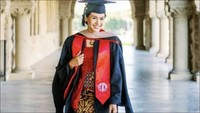 Aktris dan penyanyi Maudy Ayunda berhasil lulus dari program magister joint-degree administrasi bisnis dan pendidikan di Stanford University, Amerika Serikat dengan beasiswa LPDP. Sebagai informasi, Stanford University merupakan universitas terbaik dunia peringkat 3 versi QS World University Rankings 2022.Foto: YouTube Maudy Ayunda.