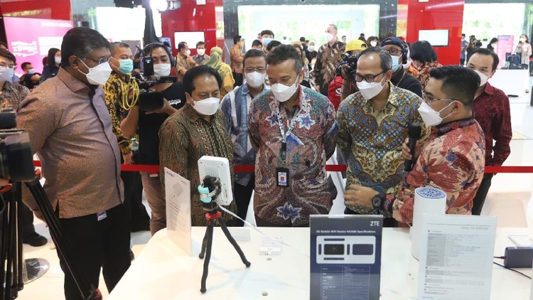 Melihat Uji Coba 5G Bareng Kominfo Smartfren kembali melakukan uji coba 5G dengan Kementerian Komunikasi dan Informatika (Kominfo) menggunakan pita frekuensi 26 GHz.