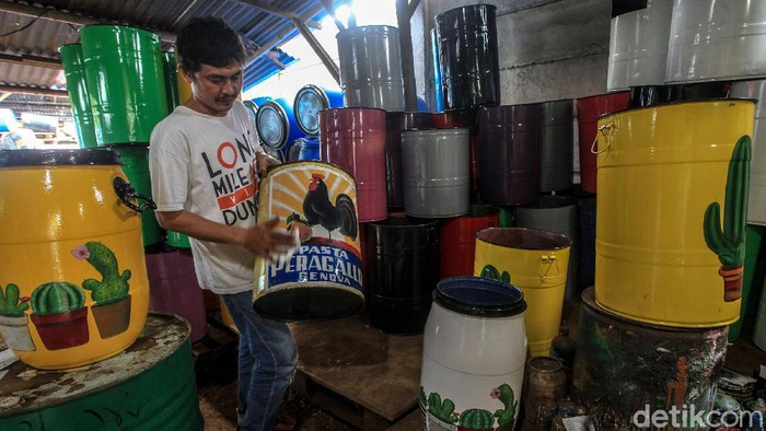 Meningkatkan Nilai Jual dengan Sentuhan Seni Andika Sukarno atau akrab dikenal dengan panggilan Pak Nano, melukis dengan media tong sampah, di workshopnya di Jl Ciater Baru, Tangerang Selatan, Kamis (17/6/2021). Dengan memberikan sentuhan seni, nilai jual tong sampah nail hingga dua kali lipat. Dari harga biasa untuk tong ukuran terkecil Rp 75.000- Rp 100.000 menjadi Rp 200.000.