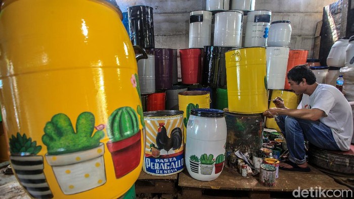 Andika Sukarno atau akrab dikenal dengan panggilan Pak Nano, melukis dengan media tong sampah, di workshopnya di Jl Ciater Baru, Tangerang Selatan, Kamis (17/6/2021). Dengan memberikan sentuhan seni, nilai jual tong sampah nail hingga dua kali lipat. Dari harga biasa untuk tong ukuran terkecil Rp 75.000- Rp 100.000 menjadi Rp 200.000.