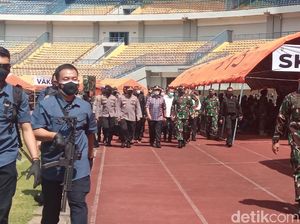 Menkes Bersama Kapolri-Panglima Tinjau Vaksinasi Massal di GBLA Bandung