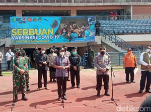 Warga Bandung Antre untuk Vaksinasi, Menkes: Jangan Nempel