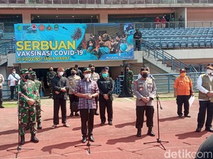 Warga Bandung Antre untuk Vaksinasi, Menkes: Jangan Nempel