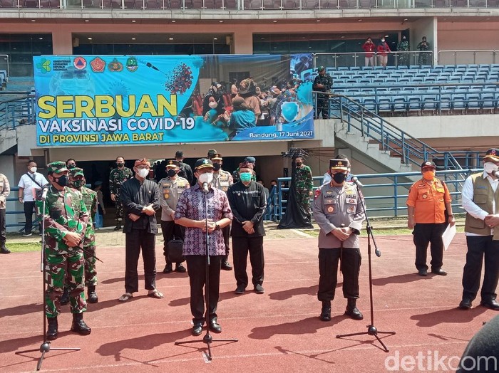 Menkes sebut Jokowi targetkan 1 juta vaksinasi per hari