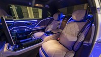 Mercedes-Maybach S-Class sangat cocok untuk digunakan sebagai penumpang dengan sopir tersendiri. Berdasarkan desain interior S-Class terbaru, model Maybach ini memiliki fitur-fitur seperti pintu belakang yang dioperasikan secara elektrik yang terintegrasi ke dalam sistem Active Blind Spot Assist, sandaran kursi depan dengan trim kayu berkualitas tinggi, peredam bising aktif, pencahayaan belakang adaptif, dan banyak lagi. Foto: Pool