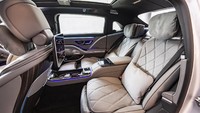 Untuk menawarkan suasana yang senyap, Mercedes-Maybach S-Class terbaru menampilkan lengkungan roda belakang yang berbeda dari S-Class biasa dengan rongga tambahan untuk memberi ruang bagi material peredam suara ekstra. Foto: Pool
