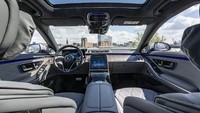 Mercedes-Maybach S Class terbaru ini juga memiliki grille radiator dengan garis-garis krom vertikal. Bagian kap mesin kini memiliki sirip krom. Detail eksterior lainnya ada velg baru hingga lencana Maybach. Foto: Pool