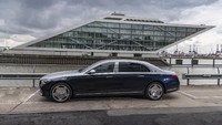 Selain itu, pelanggan dapat memilih cat two-tone khas Maybach dengan garis pemisah untuk membuat tampilan limusin baru ini semakin mencolok dan eksklusif. Hasil akhir dua warna diterapkan di bengkel cat khusus yang dikerjakan dengan tangan dan bisa memakan waktu hingga satu minggu untuk diselesaikan. Foto: Pool