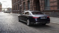 Mercedes-Maybach S-Class terbaru mulai dijual di pasar Eropa sebagai varian paling mewah dari sedan andalan Jerman. Maybach S-Class baru yang menjadi pesaing Rolls-Royce memiliki jarak sumbu roda 18 cm lebih panjang daripada S-Class LWB biasa, peningkatan yang secara eksklusif menguntungkan kompartemen penumpang belakang. Foto: Pool