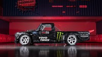 Dengan menggendong mesin Twin-Turbo V6 Ecoboost berkapasitas 3.5 liter milik Ford GT Le mans Race Car, Ford F-150 milik Ken Block ini mampu menyemburkan 914 hp dan meiliki torsi hingga 702 Lb-ft. Foto: Pool (MotorTrend)
