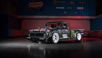 Jangan puas dahulu, mobil ini juga mengusung tube frame sasis dan military grade alumunium, dashborad fiber, recaro race seats, FordPass remote start yang menambah garang tampilan Ford F-150. Foto: Pool (MotorTrend)
