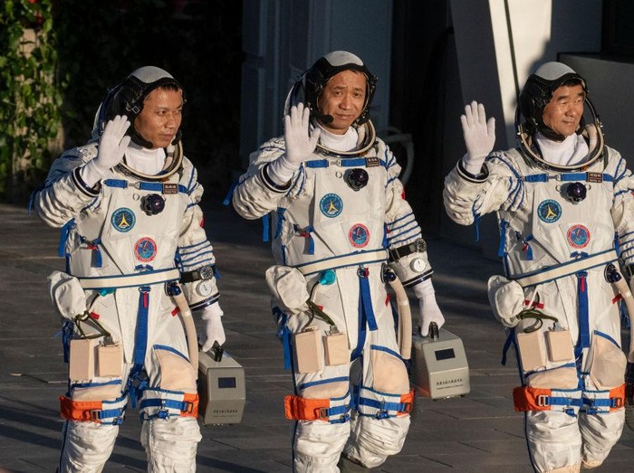 Tiga astronaut China yang akan menjadi awak pertama Stasiun Luar Angkasa Tiangong telah diluncurkan pada Kamis (17/6) pagi waktu setempat.