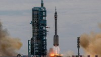 Peluncuran dilakukan dari pusat peluncuran Jiuquan di gurun Gobi, China bagian barat laut. Roket China itu. Tayangan langsung televisi nasional China menunjukkan momen saat roket Long March-2F terangkat ke udara dan memicu kepulan asap di tengah langit biru.