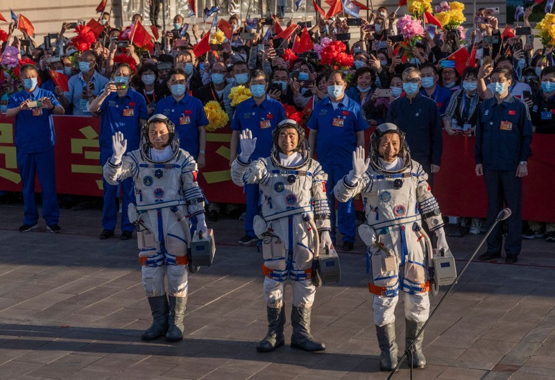 Tiga astronaut China yang akan menjadi awak pertama Stasiun Luar Angkasa Tiangong telah diluncurkan pada Kamis (17/6) pagi waktu setempat.