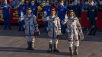 Dalam seremoni sebelum peluncuran, ketiga astronaut yang telah memakai pakaian luar angkasa tampak menyapa kerumunan pendukung yang juga terdiri atas keluarga dan para staf dari Badan Antariksa China. Mereka sempat menyanyikan lagu patriotik soal Partai Komunis China, juga melambaikan bendera nasional China dan bunga.