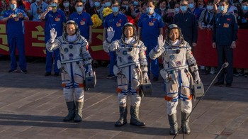 Rakyat China melihat penerbangan mereka dengan rasa bangga. Foto: Getty Images/Kevin Frayer