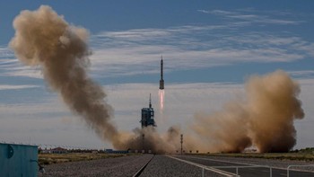 Badan Antariksa China diketahui merencanakan total 11 peluncuran hingga akhir tahun depan untuk menambahkan dua modul lainnya ke dalam stasiun luar angkasa seberat 70 ton itu. Foto: Getty Images/Kevin Frayer