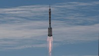 Kendaraan luar angkasa Shenzhou-12 nantinya akan berlabuh di bagian utama Tianhae pada Stasiun Luar Angkasa Tiangong, yang ditempatkan ke orbit pada 29 April lalu. Modul Tianhae memiliki area tempat tinggal terpisah untuk masing-masing astronaut, treadmill untuk olahraga dan pusat komunikasi untuk email dan panggilan video dengan ground control.
