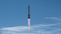 Peluncuran tiga astronaut ini menjadi misi berawak pertama China dalam nyaris lima tahun terakhir. Misi peluncuran ini juga menjadi pertaruhan prestise bagi pemerintah China yang bersiap memperingati hari jadi ke-100 tahun untuk Partai Komunis pada 1 Juli mendatang, dengan gempuran propaganda.