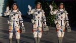 Momen China Luncurkan 3 Astronaut ke Luar Angkasa
