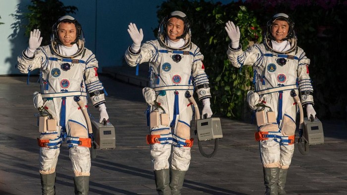 Tiga astronaut China yang akan menjadi awak pertama Stasiun Luar Angkasa Tiangong telah diluncurkan pada Kamis (17/6) pagi waktu setempat.