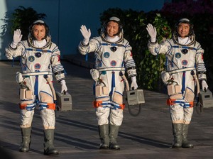 Spacewalk Perdana Astronaut China di Luar Angkasa